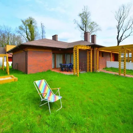 Casa de Férias Spacious With Private Garden Sarbinowo